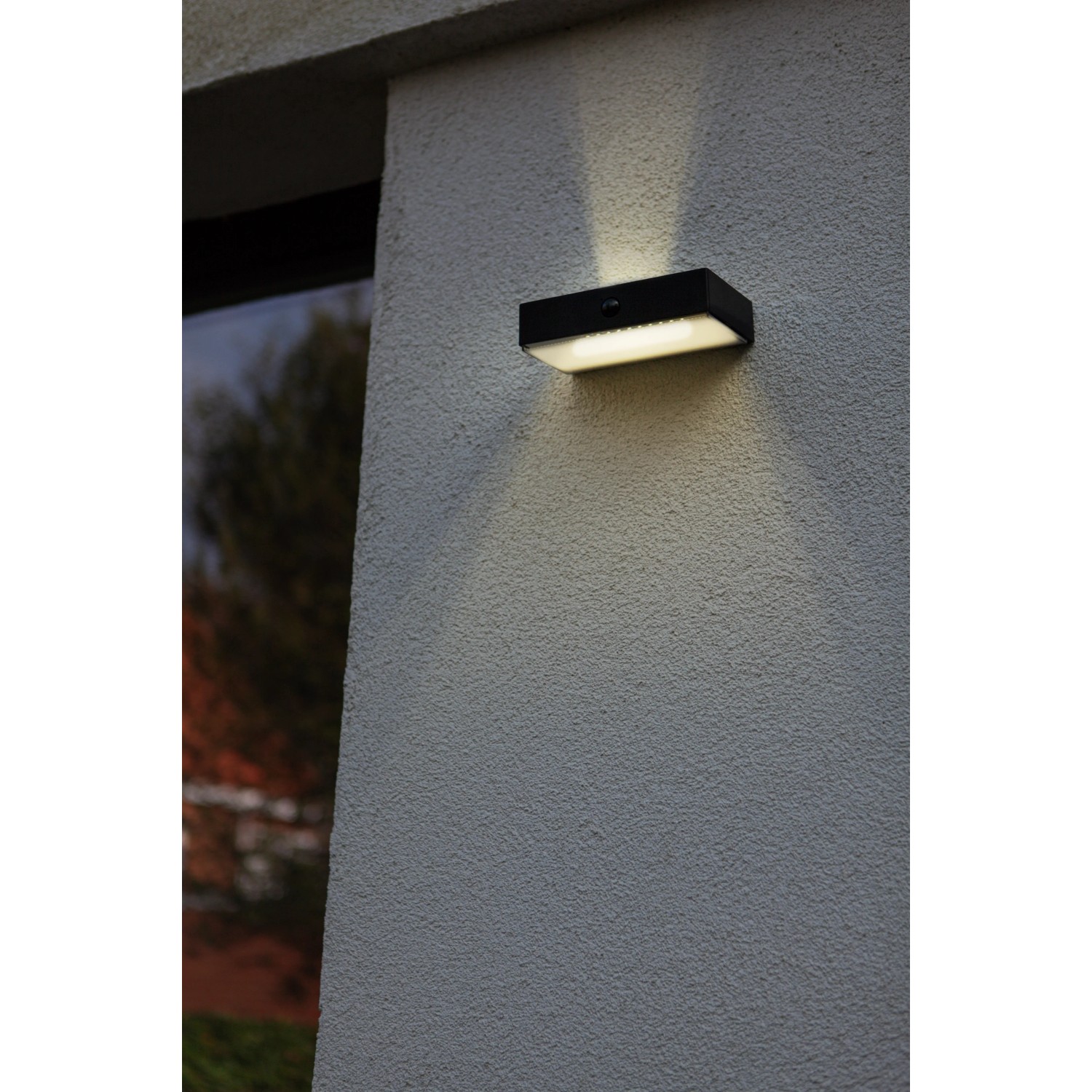 Schwarze LED Solar Wandleuchte Fadi von Lutec mit Bewegungsmelder und warmweißem Licht.