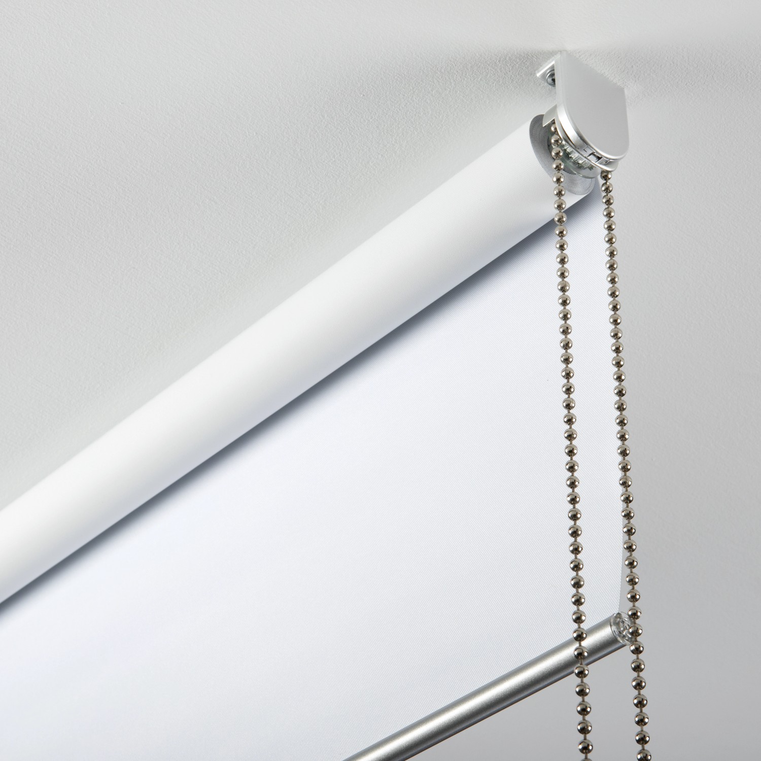 Gardinia Easyfix Rollo Premium, 45x150 cm, Weiß, Detailansicht mit Kettenzug und Halterung.