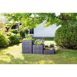 Garantia Ergo Quadro Hochbeet-System aus Kunststoff in Holzoptik mit Bepflanzung im Garten.
