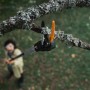 Fiskars Schneidgiraffe UPX86 beim Schneiden eines Astes. Teleskop-Astschere mit orangem Schneidekopf.