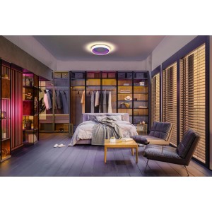 Smarte LEDVance WiFi Deckenleuchte Orbis Claria RGBTW, Ø 49cm, im Schlafzimmer mit farbigem Seitenlicht.