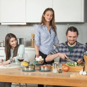 Relaxdays Pfeffer- & Salzmühlen Set aus Glas/Edelstahl auf Küchentisch beim Kochen. Manuelles Keramikmahlwerk für Gewürze.