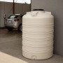 Weißer KMND 1500L Trinkwasser-Wassertank aus Polyethylen, zylindrische Form mit Deckel.