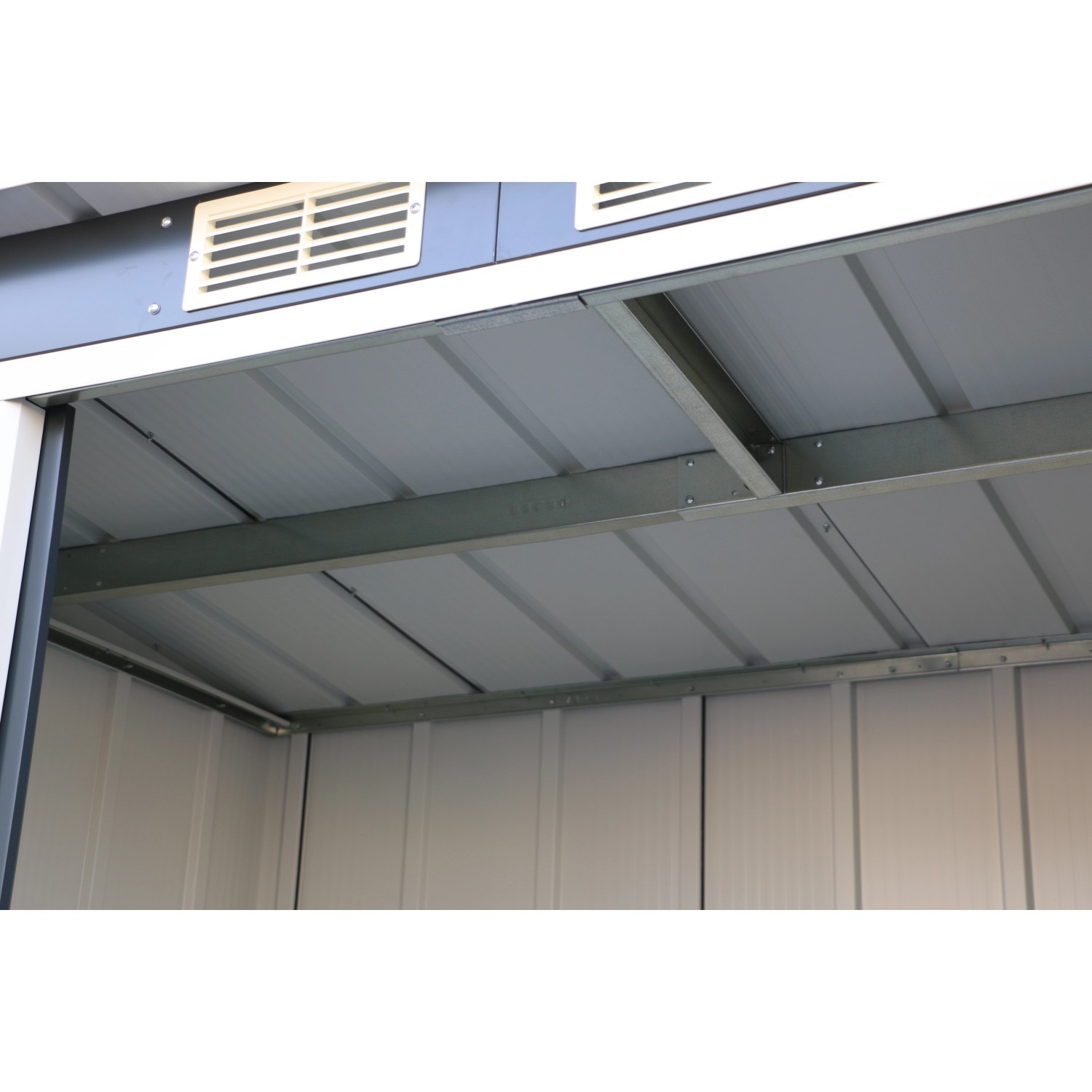 Innenansicht Duramax Metallgerätehaus Pent Roof Eco 6x4, anthrazitfarben, mit Pultdach und Metallkonstruktion.