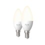 Zwei weiße Philips Hue E14 Kerzenform Leuchtmittel leuchten warmweiß. Praktisches 2er Set.