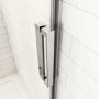 Glänzender, verchromter Griff einer Duschparadies Schiebetür aus Sicherheitsglas. Moderne Duschabtrennung.