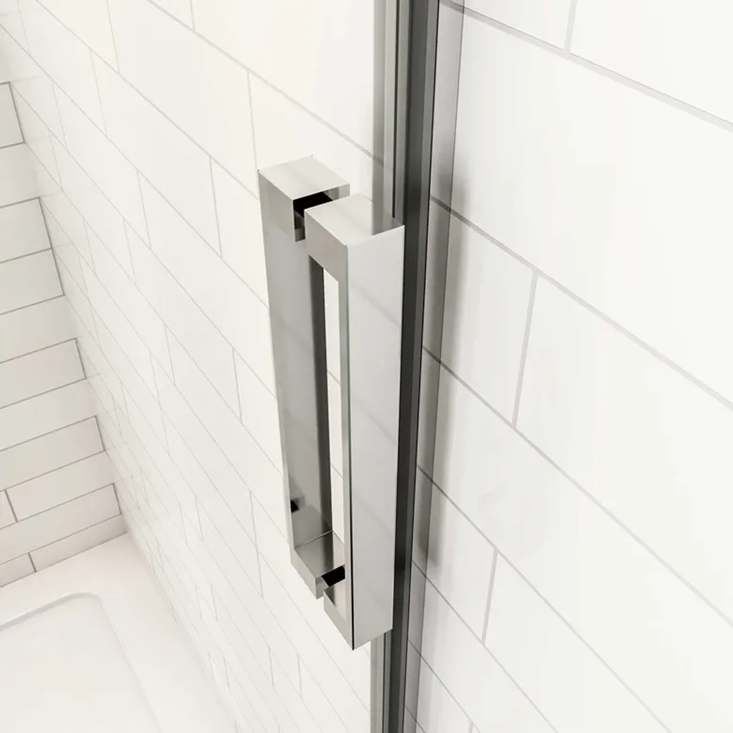 Glänzender, verchromter Griff einer Duschparadies Schiebetür aus Sicherheitsglas. Moderne Duschabtrennung.