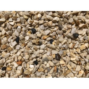 Nahaufnahme von Creme-weißem Marmorsplitt (8-12 mm) als Zierkies für den Garten.