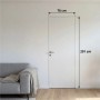 Weißes, wandbündiges Tür-Komplettset SecretLine, 76x201 cm, mit Zarge und Türdrücker im modernen Wohnraum.