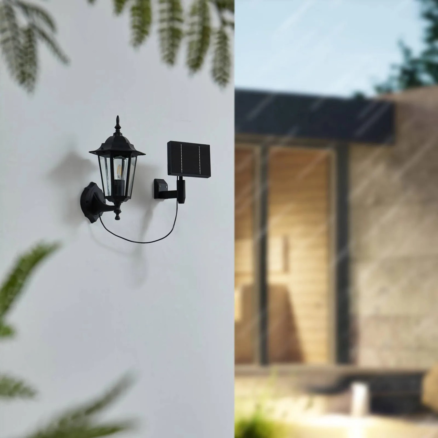 Schwarze Lindby Solar Laterne Sayata für Aussen, mit LED und Aluminiumgehäuse.
