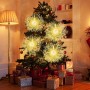 Leuchtende LED-Kugeln in Pusteblumen-Optik als Weihnachtsdekoration am Tannenbaum. Warmweißes Licht.