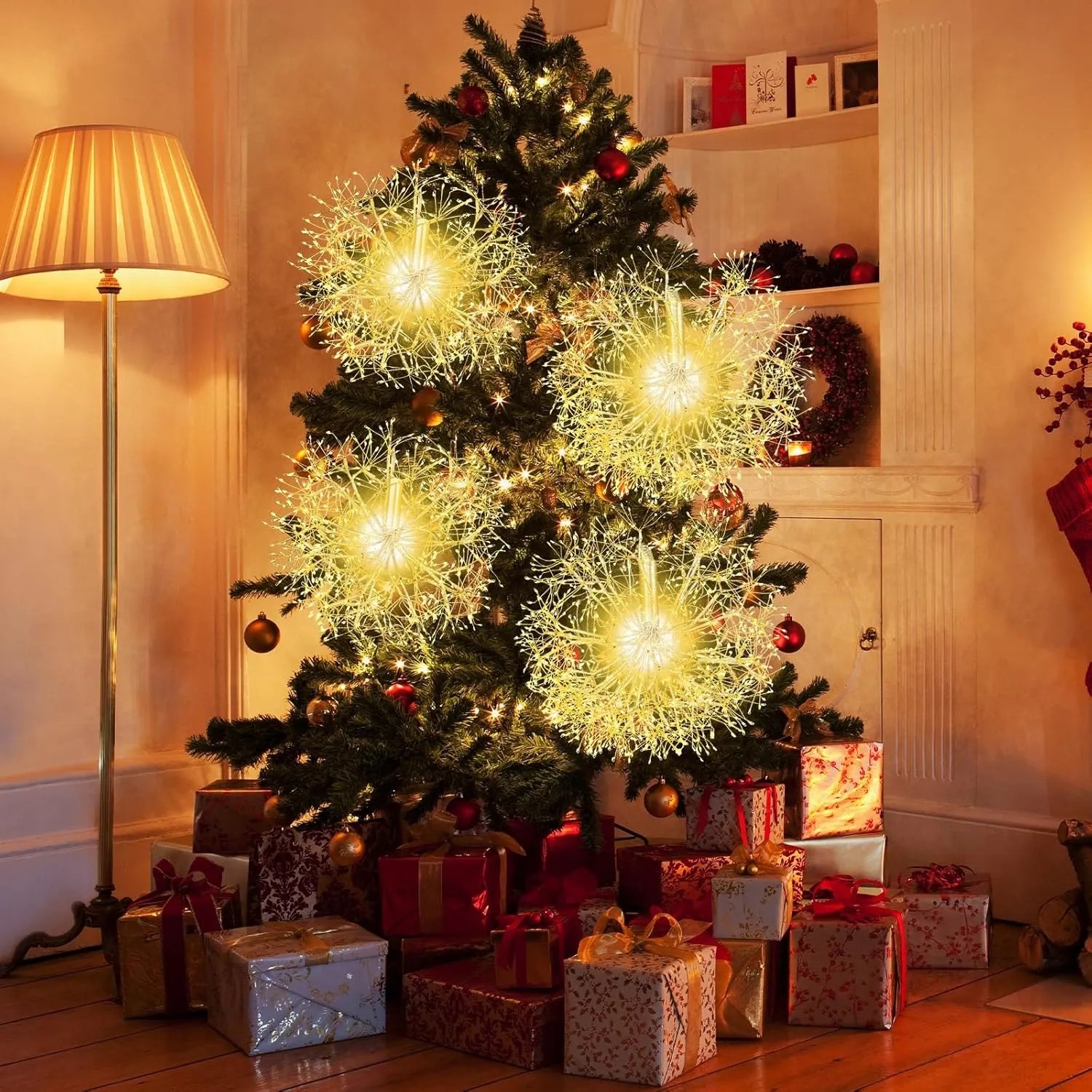 Leuchtende LED-Kugeln in Pusteblumen-Optik als Weihnachtsdekoration am Tannenbaum. Warmweißes Licht.