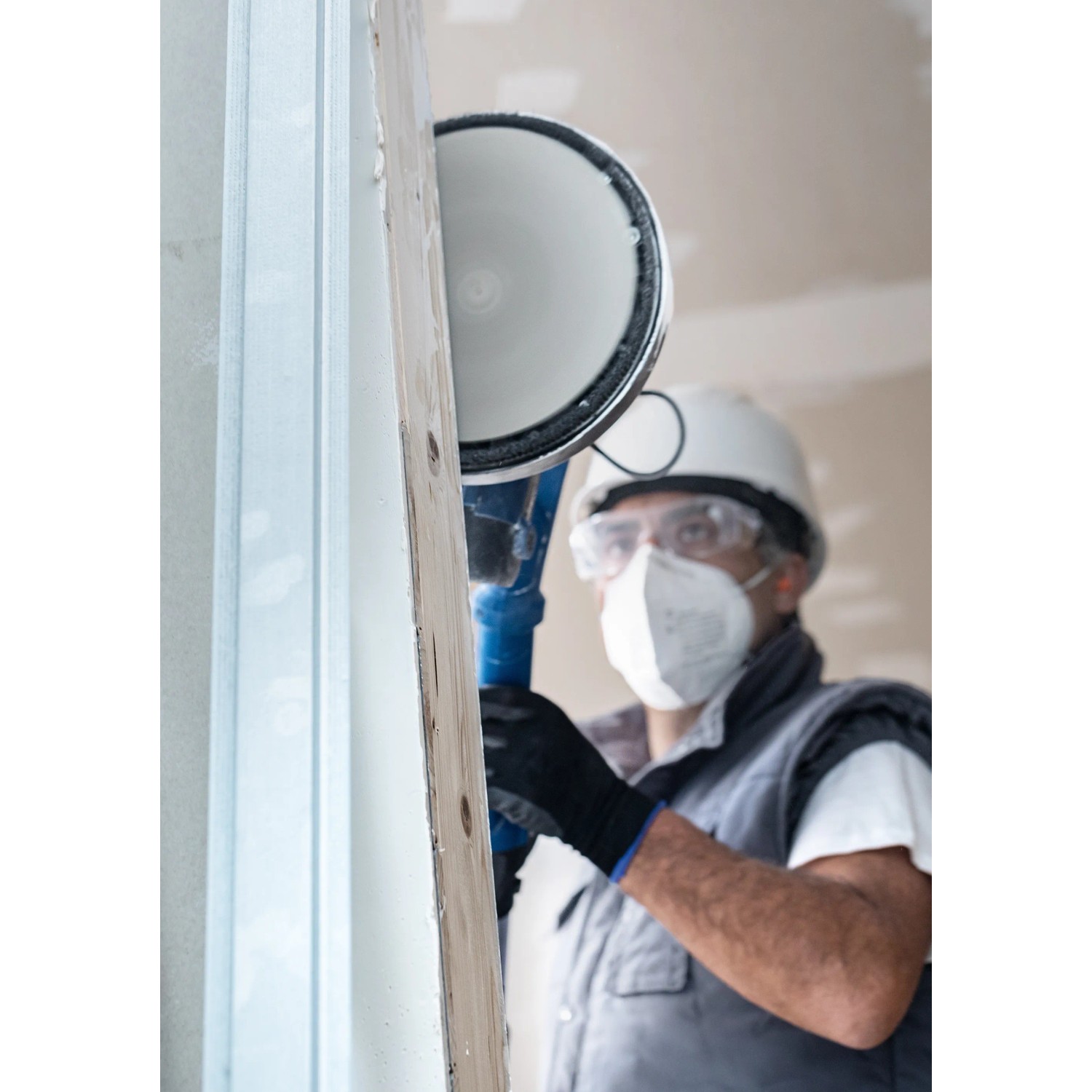 Anwender schleift mit dem Bosch Expert Schleifnetz-Set eine Wand. Zubehör für Exzenterschleifer.