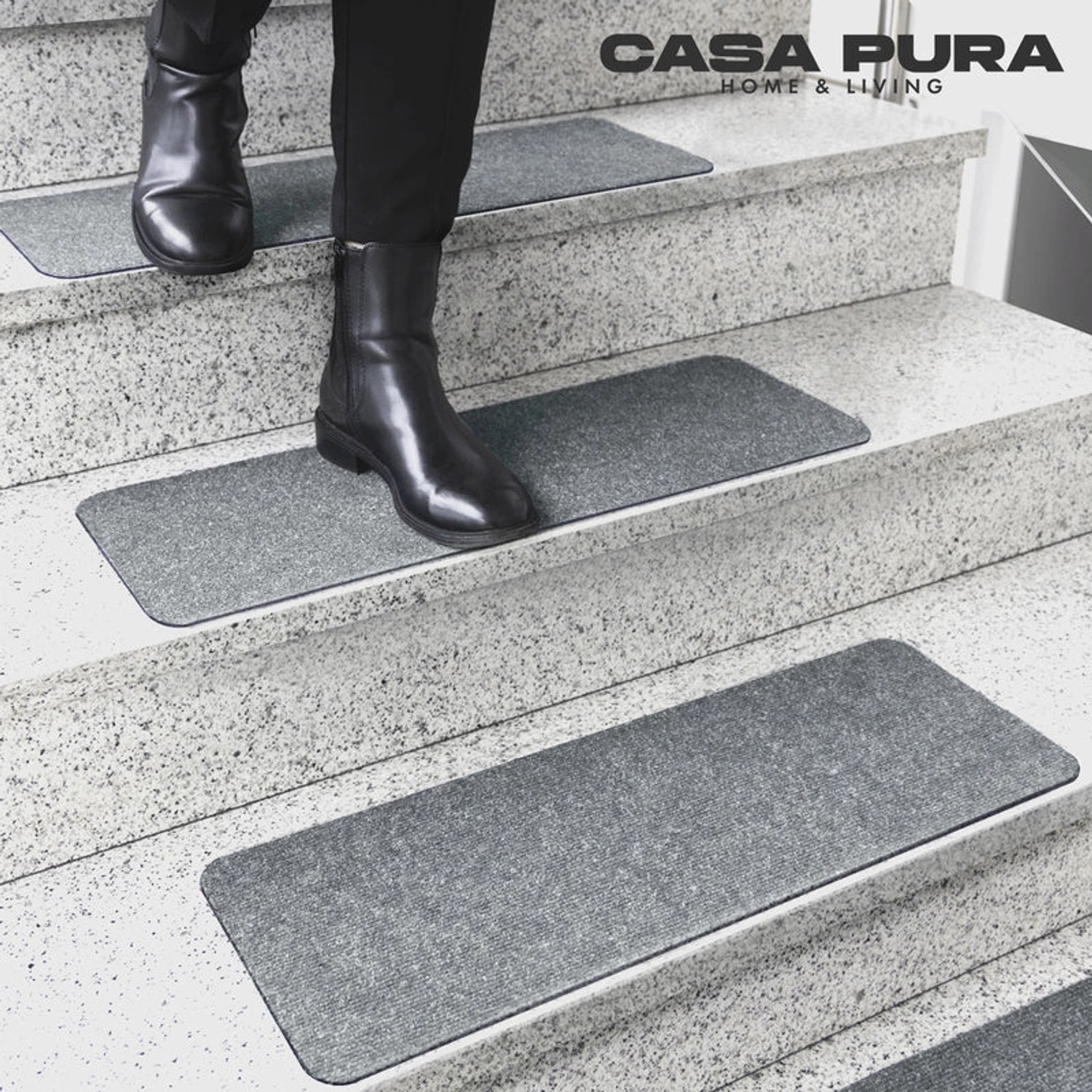 Graue, selbstklebende Karat Stufenmatte Leipzig auf einer Treppe mit Person.