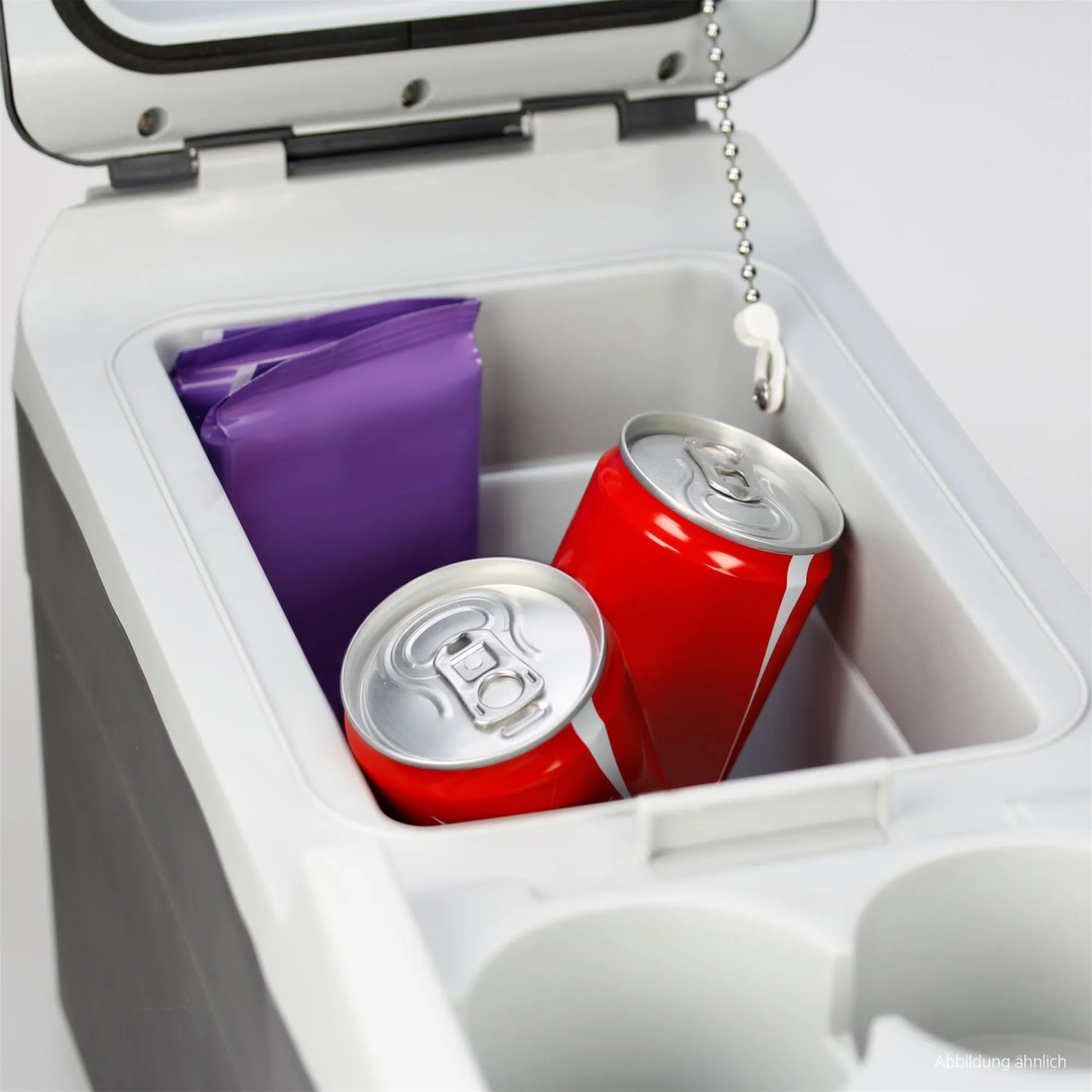 Offene AEG Bord-Bar BK 16l Kühlbox mit Getränken und Snack. Ideal für Autoelektrik und unterwegs.