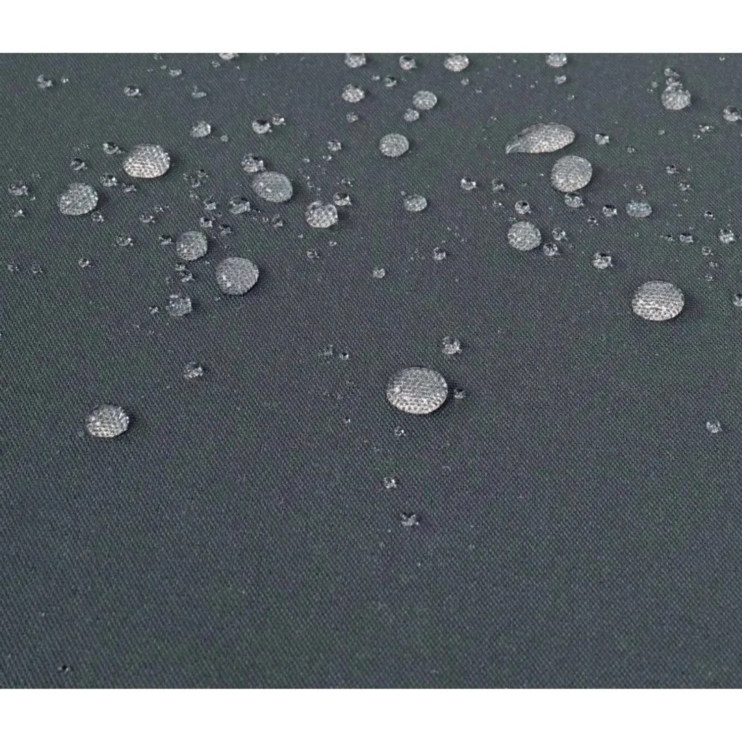 Wassertropfen auf dunkelgrauem, wasserabweisendem Polsterbezug der Poly-Rattan Gartenmöbel Garnitur.
