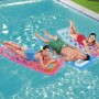 Bestway Luftmatratzen im Pool, 3-fach sortiert: Rosa, Blau und Transparent. Badespaß für den Sommer.