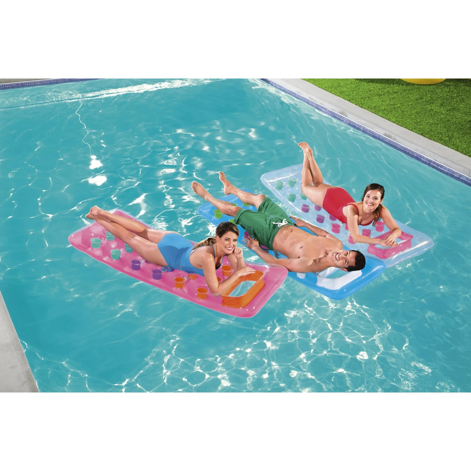 Bestway Luftmatratzen im Pool, 3-fach sortiert: Rosa, Blau und Transparent. Badespaß für den Sommer.