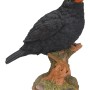 Detailreiche Deko-Figur: Amsel aus Polyresin auf Baumstamm, 20 cm hoch für die Gartendekoration.