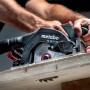 Metabo Akku-Handkreissäge KS 18 LTX 57 Solo im Einsatz beim Holzsägen.