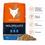Heizfuxx Holzpellets Blue 15kg Sack mit Fuchssymbol und Haufen heller Kiefernholzpellets. ENplus A1 zertifizierte Brennstoffe.