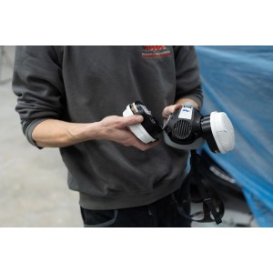 Dräger X-plore 3300 Halbmaske Lackiererset Gr. S mit A2P3 Filter in der Hand.