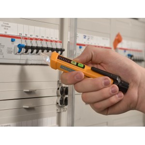 Kontaktloser Spannungsprüfer (12-1000V) in Gelb bei der Anwendung an einem Sicherungskasten.