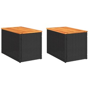 2er Set schwarze Garten-Beistelltische aus Polyrattan mit Akazienholz-Tischplatte.