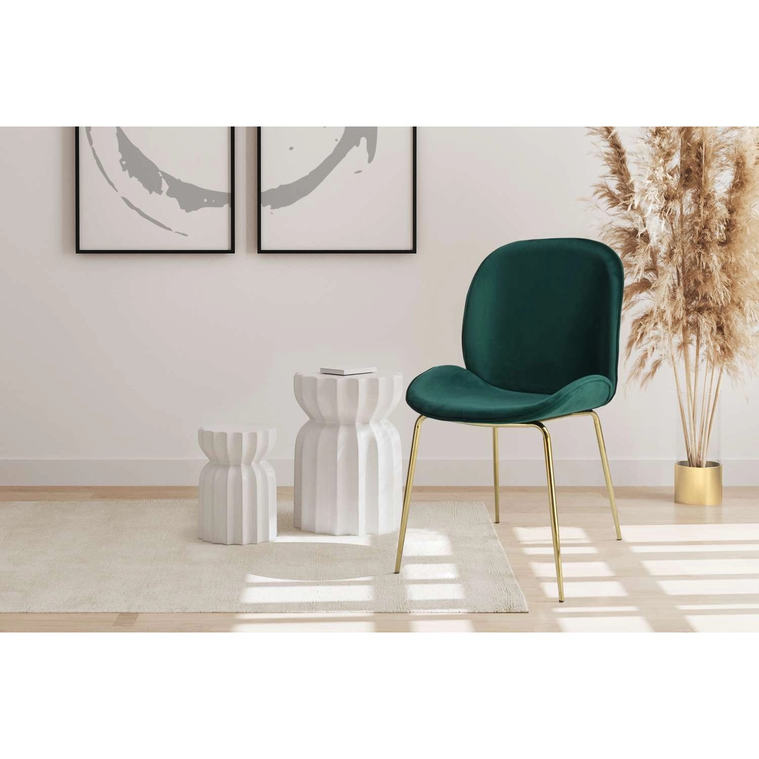 Grüner Polsterstuhl aus Samt mit goldenen Beinen, Teil eines 2er-Sets. Moderner Esszimmerstuhl.