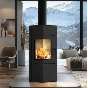 Schwarzer ILDNORD Eck-Kaminofen ODYN 8 kW mit Flammen im Brennraum vor Bergpanorama.