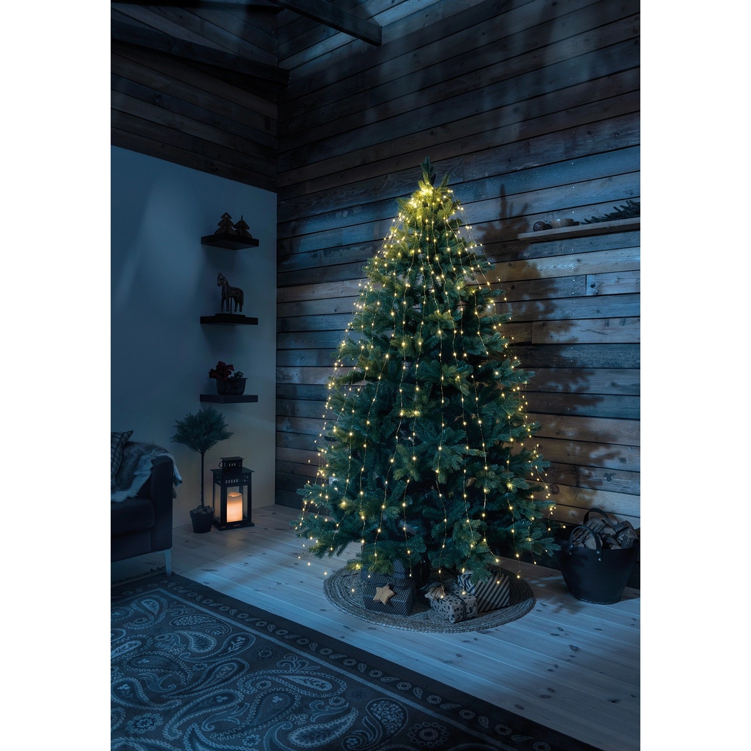 Weihnachtsbaum mit bernsteinfarbenem LED-Baummantel (180 LEDs) als Innen-Lichterkette.