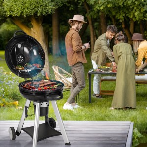 Schwarzer Taino Neo Holzkohle Kugelgrill mit geöffnetem Deckel und Grillgut, im Garten mit Menschen.