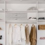 Graue faltbare Unterbettkommoden aus Vlies im 2er Set auf einem Regal im Kleiderschrank. Perfekt für textile Aufbewahrung.