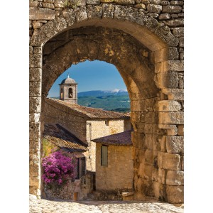 Komar Fototapete France: Steinbogenblick auf Dorf mit Kirche und Bergen.