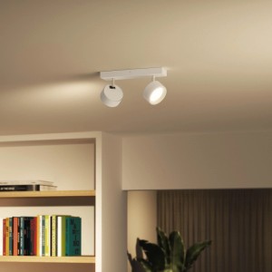 Weiße Philips Bracia 2-flammige LED-Spotleuchte an der Decke, ein Strahler leuchtet warmweiß.