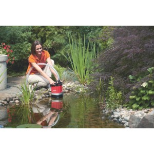 Frau nutzt Al-Ko Tauchpumpe SUB 10.000 DS Comfort im Gartenteich. Elektro-Pumpe zum Entwässern.