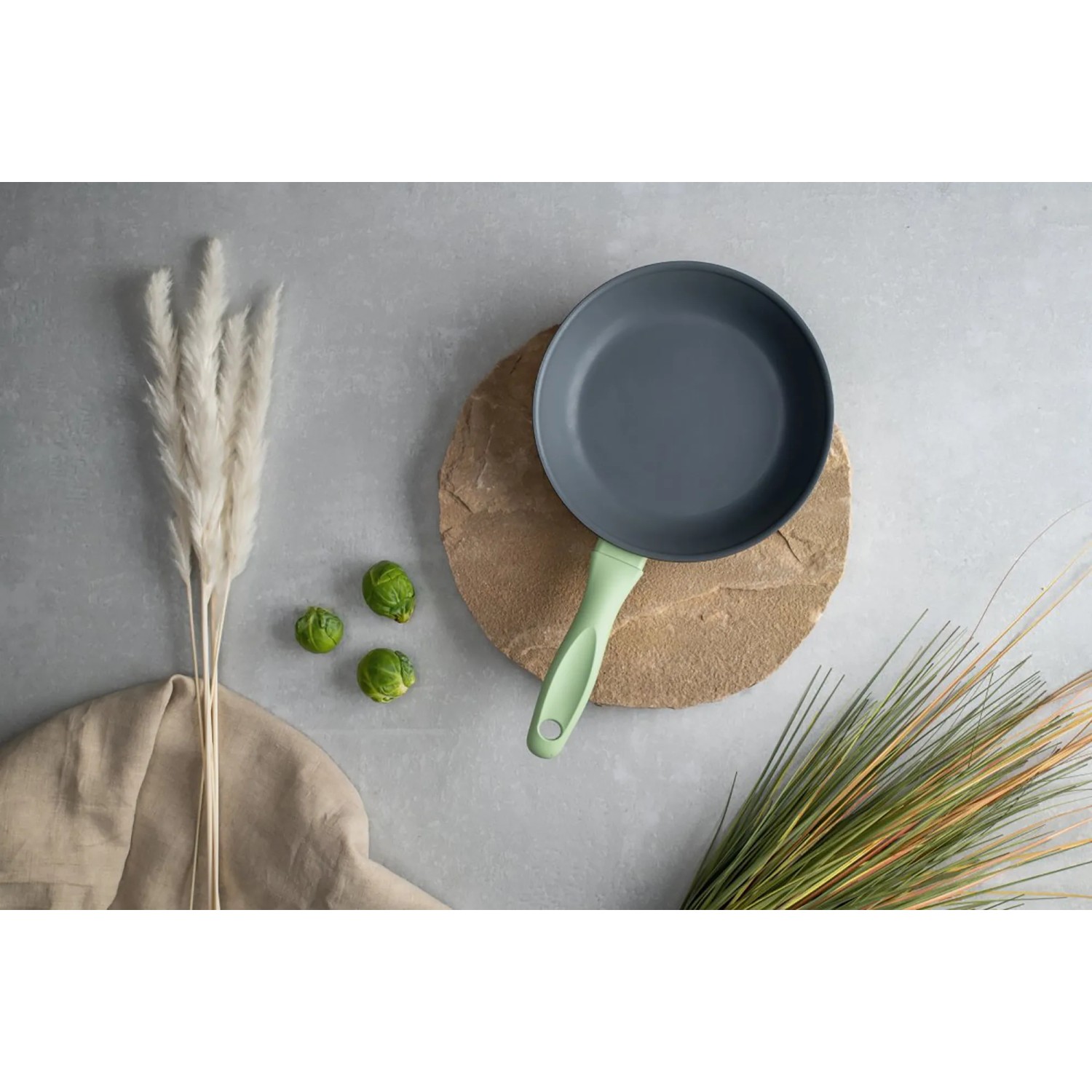 Fackelmann Ecolution Antihaftpfanne, Ø 20 cm, grau-grün, für alle Herdarten geeignet.