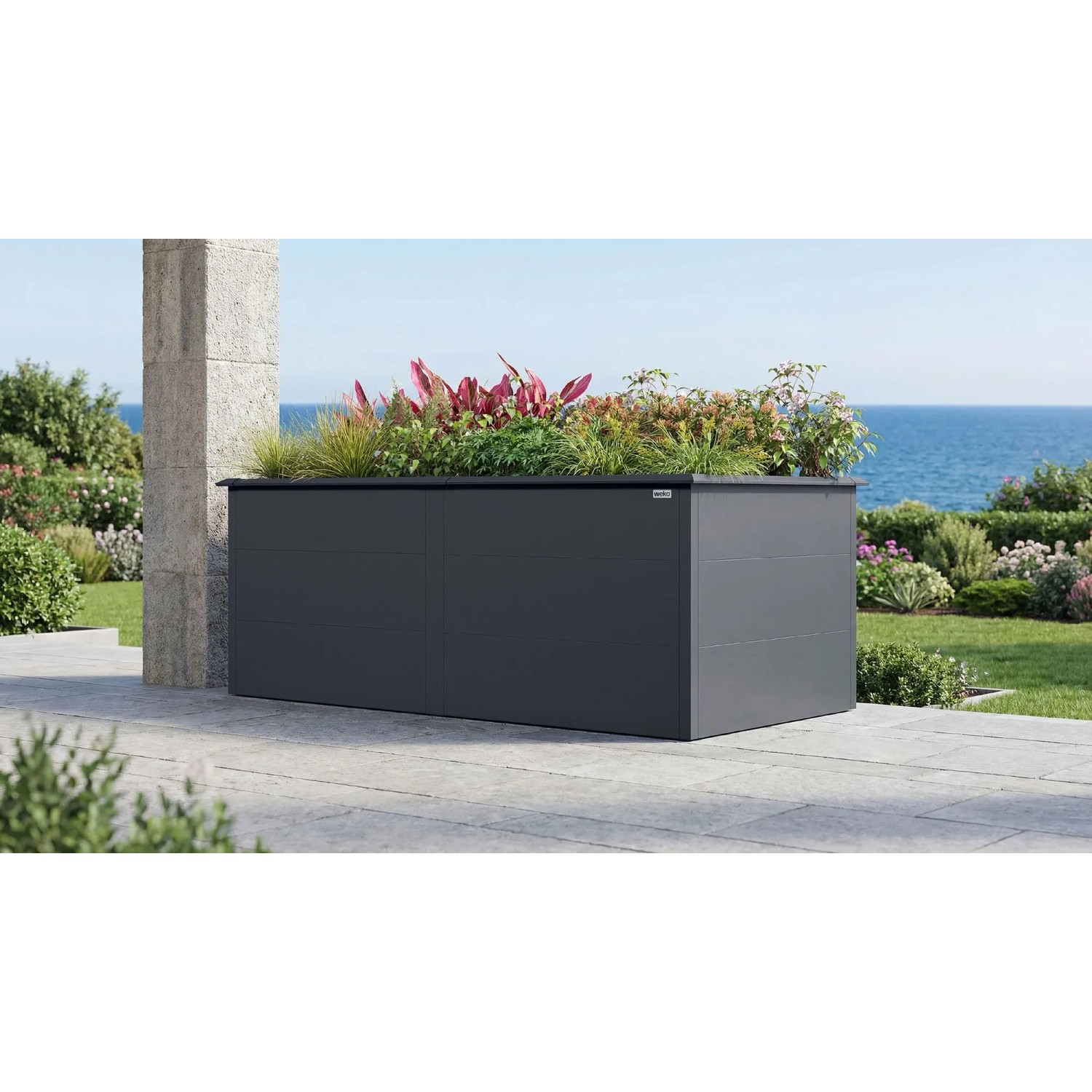 Anthrazitfarbenes Weka Metall-Hochbeet Gary XL (200x100x77 cm) mit Bepflanzung im Garten.