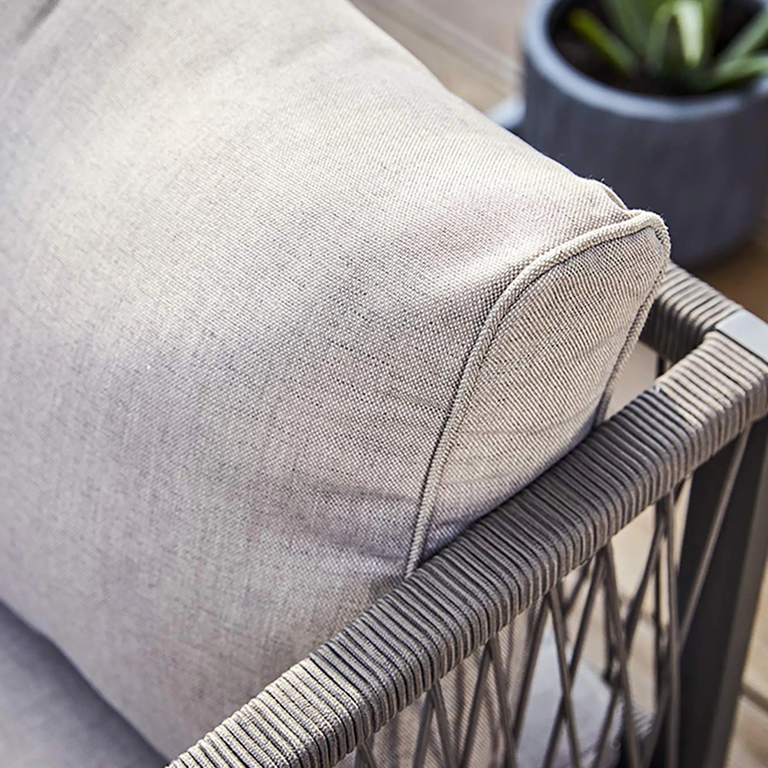 Detailaufnahme: Anthrazitfarbenes Lounge-Set Willa mit grauem Kissen und Seilbespannung.