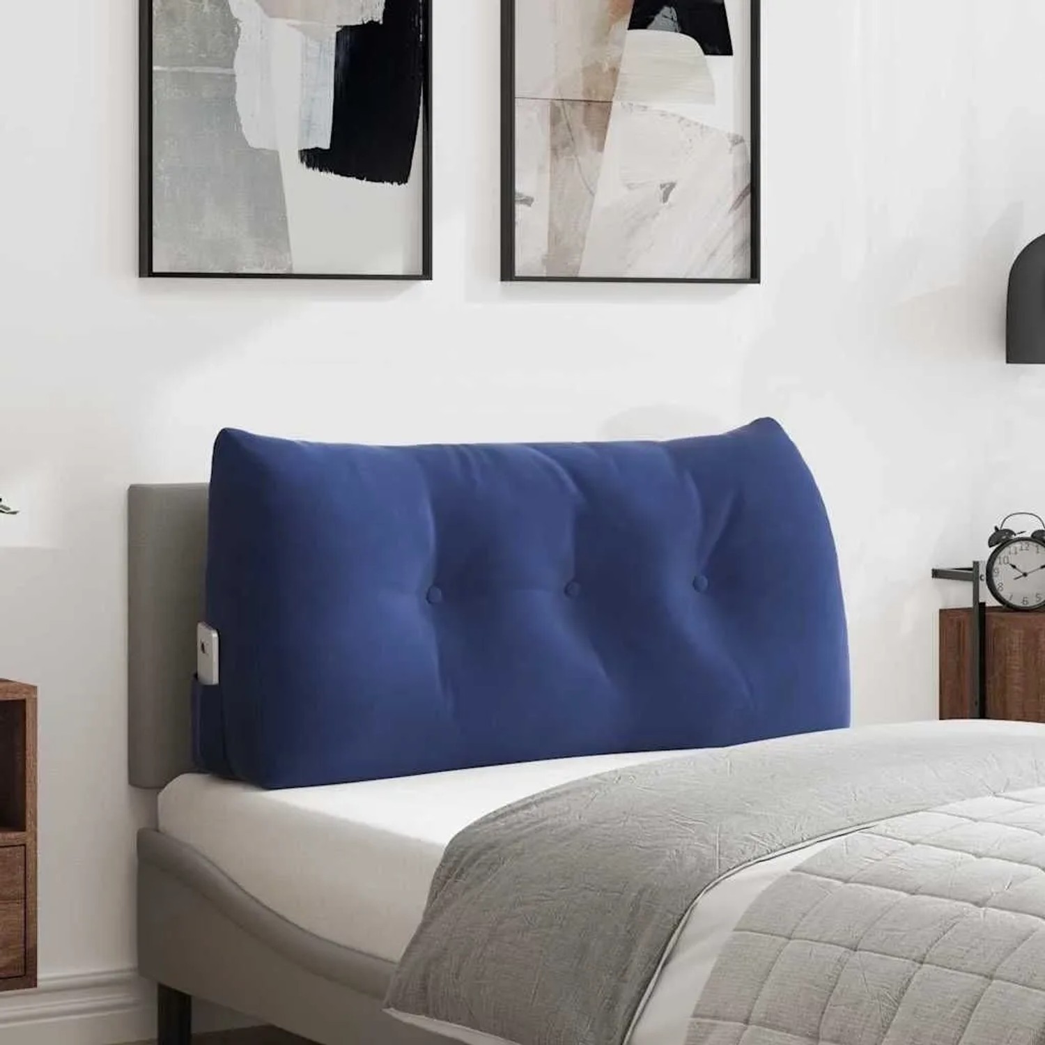 Polizeiblaues Samt-Rückenkissen mit Knopfheftung und Seitentasche auf einem Bett. Ideal für Komfort & Unterstützung.