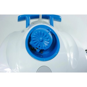 Interline Poolroboter Snapper 5200: Detailansicht des blauen Ansaugsystems.
