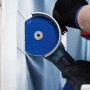 Bosch Expert Trennscheibe im Einsatz beim Schneiden einer Wand mit einem Winkelschleifer.