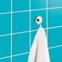 Wenko Vacuum-Loc Hakenset, 2 Chrom-Haken an türkiser Wand mit Handtuch.