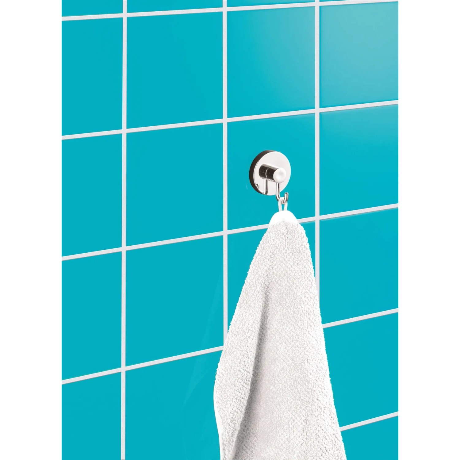 Wenko Vacuum-Loc Hakenset, 2 Chrom-Haken an türkiser Wand mit Handtuch.
