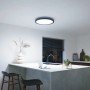 Schwarze Philips Hue Aurelle LED-Panelleuchte (Ø 39,5 cm) an Zimmerdecke.