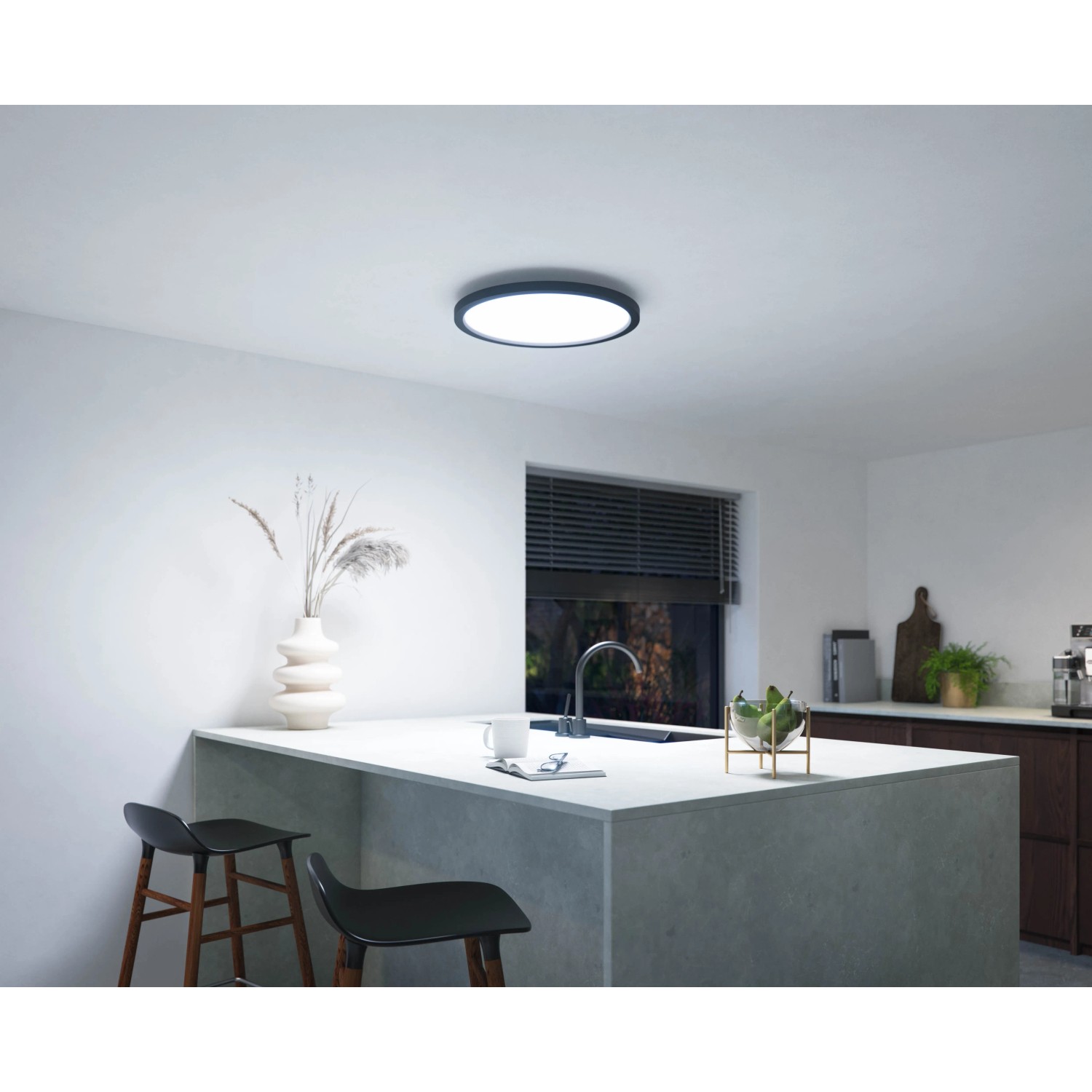 Schwarze Philips Hue Aurelle LED-Panelleuchte (Ø 39,5 cm) an Zimmerdecke.