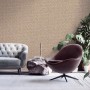 Wohnraum mit braun-silber-beiger Profhome Vliestapete mit grafischem Muster und metallischen Akzenten.