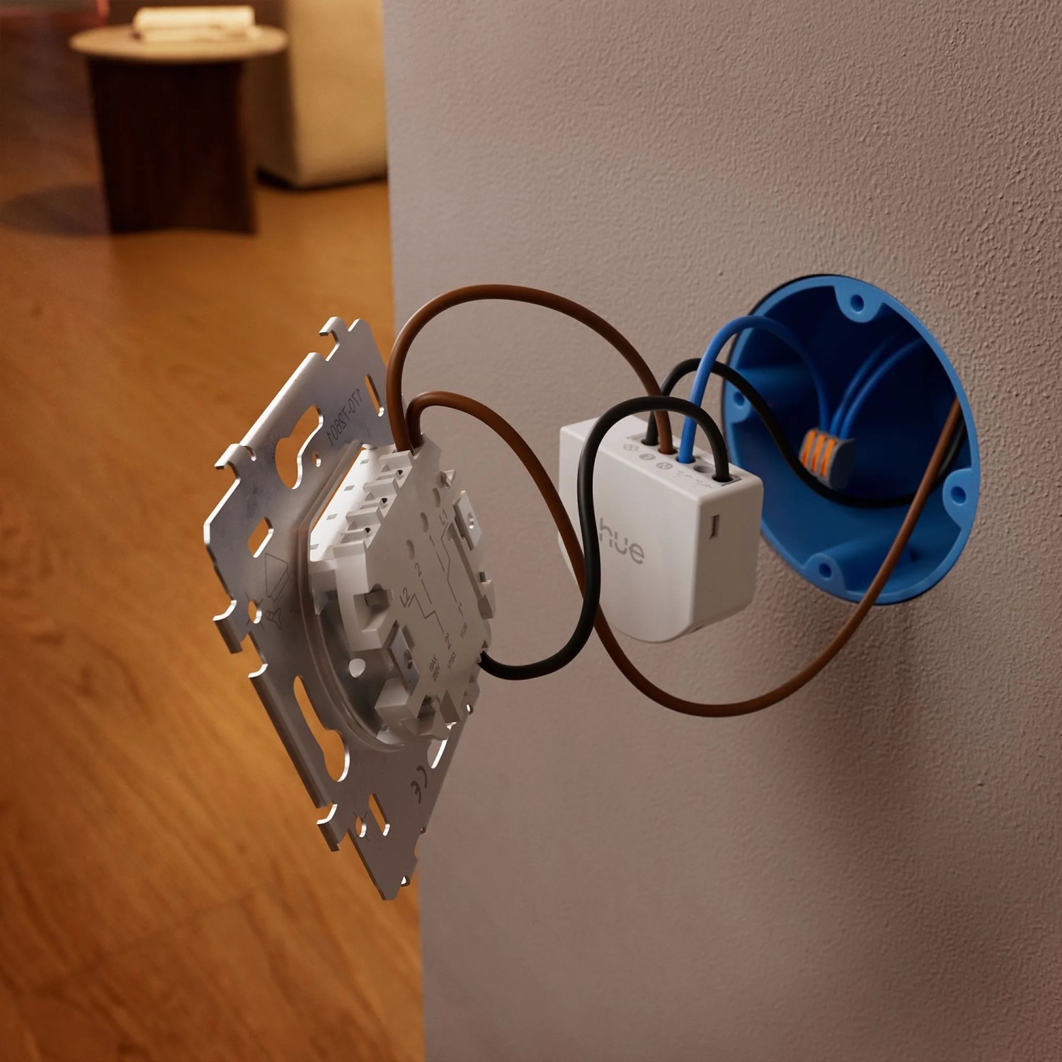 Philips Hue Wandschaltermodul 1C in der Wandinstallation mit Kabeln und Schaltermechanismus. Macht Standard-Lampen smart.