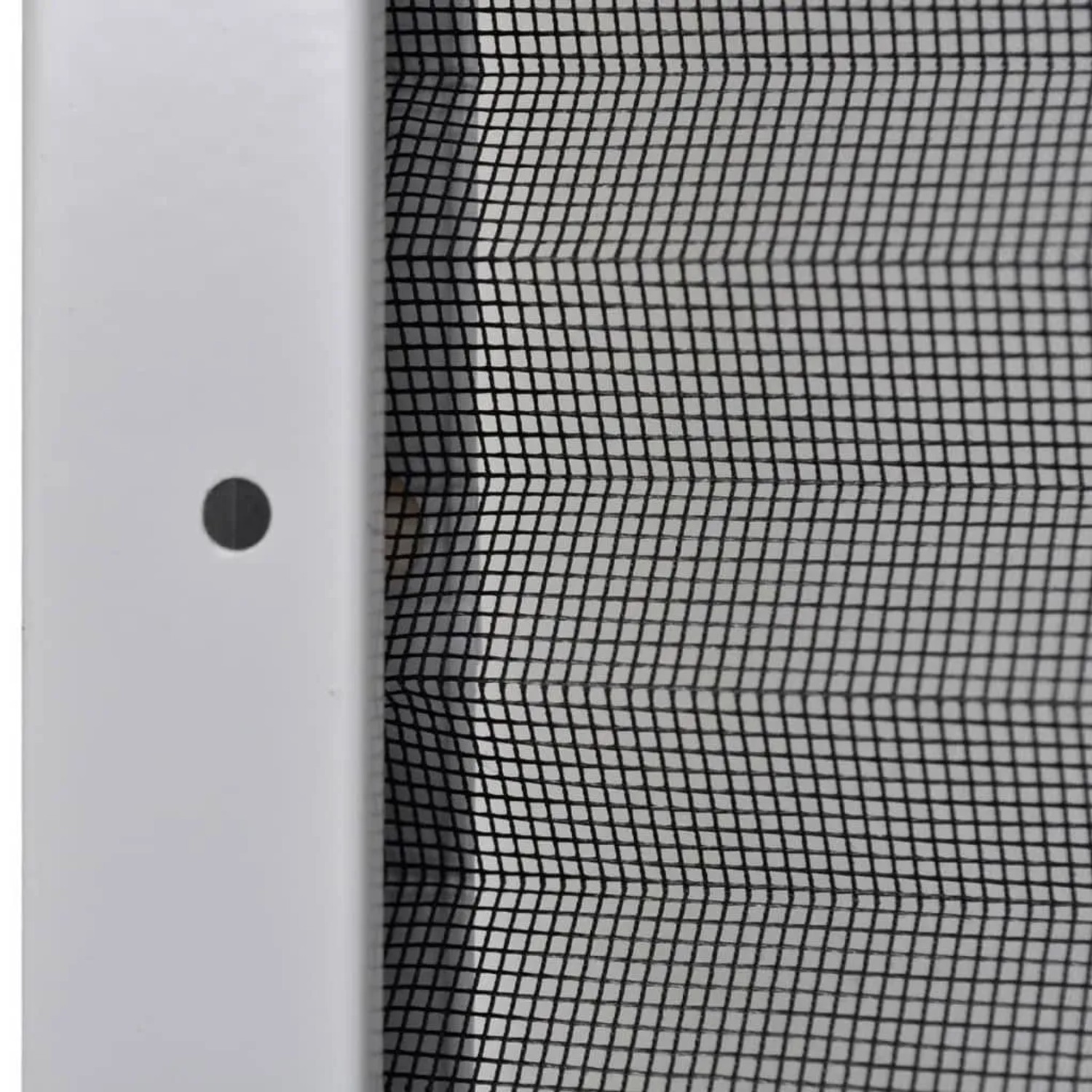 Nahaufnahme: Weißer Aluminiumrahmen mit schwarzem, gefaltetem Fiberglas-Insektenschutznetz für Fenster.