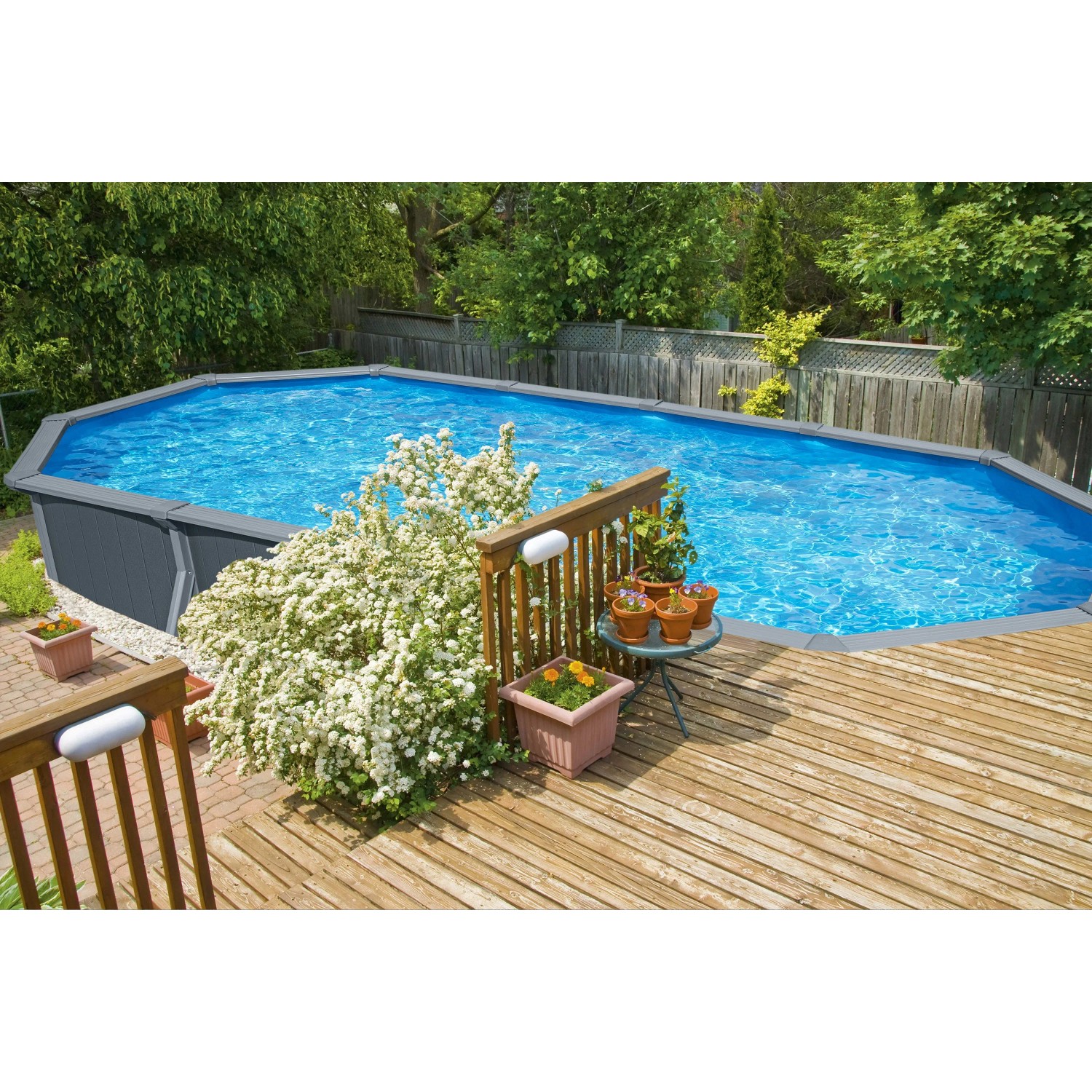 Ovaler Bestway Hydrium Stahlwandpool in Holzoptik (732x366x132cm) auf einer Holzterrasse.